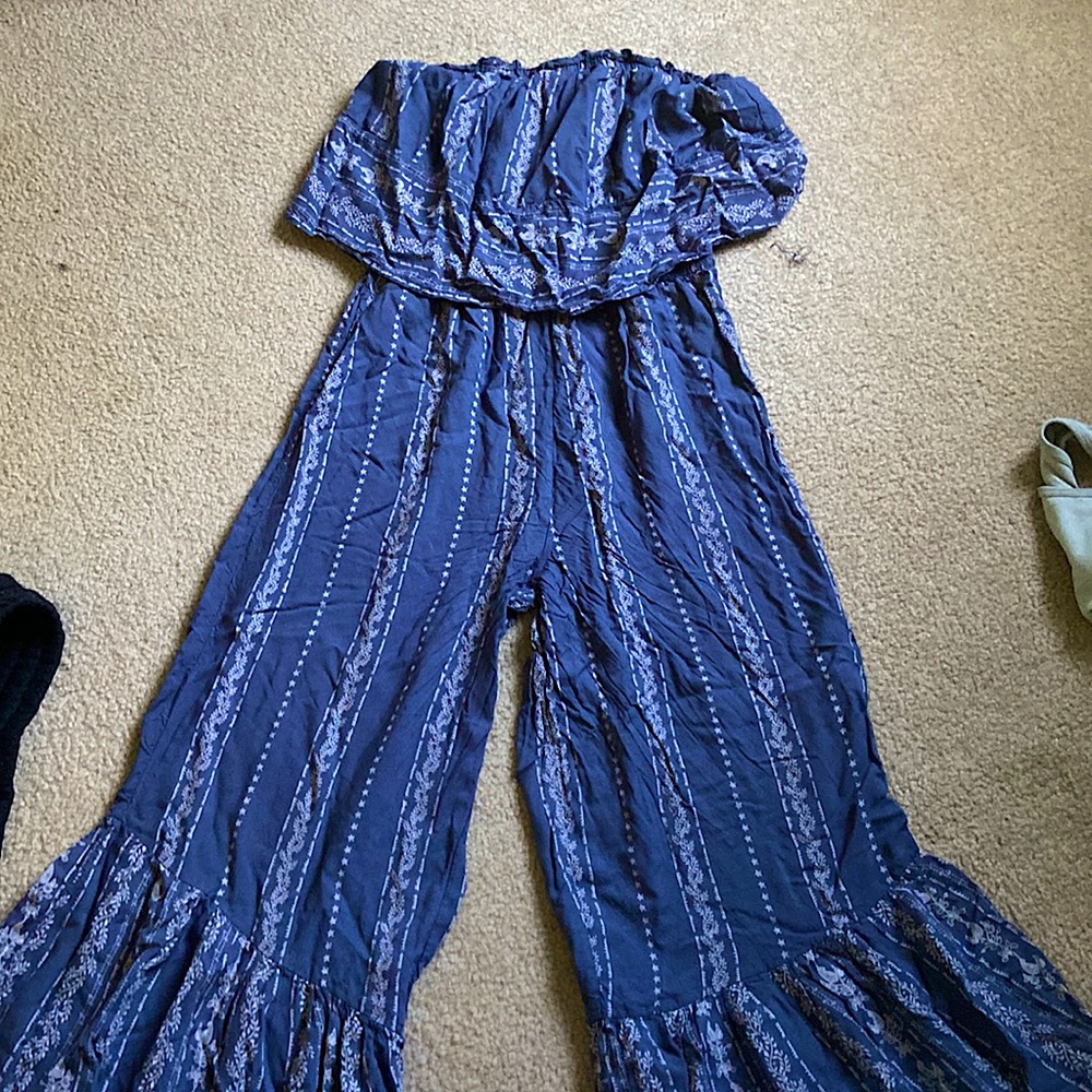 Sleeveless jumpsuit super flowey and comfy! Only been wore once!